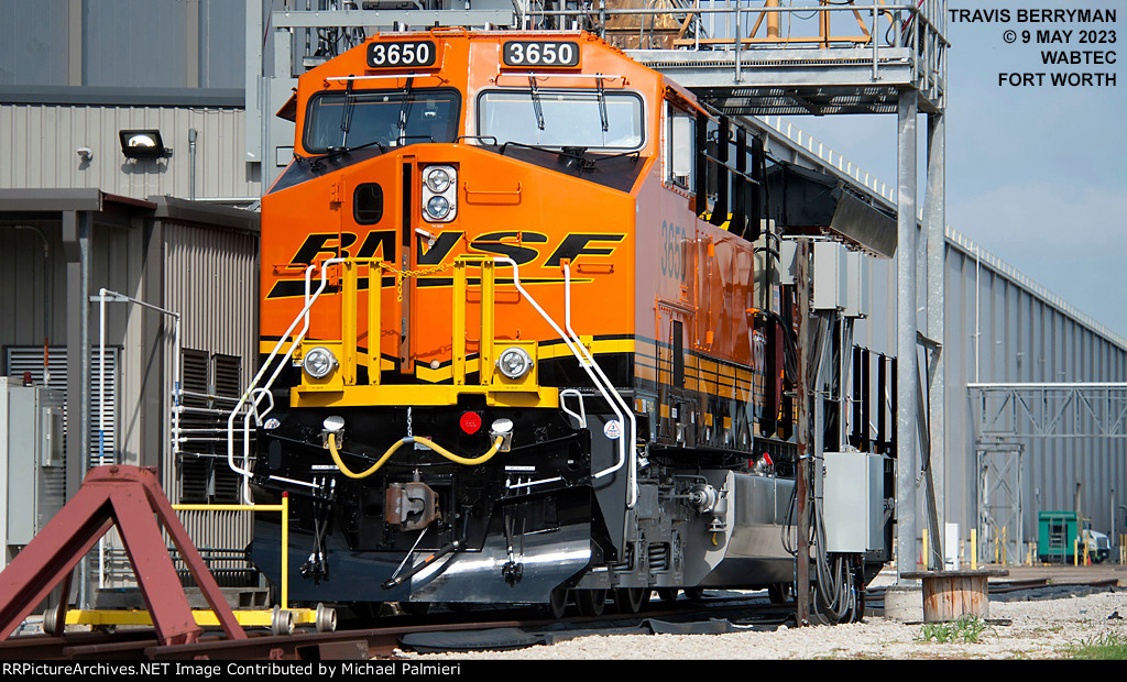 BNSF ET44AC 3650